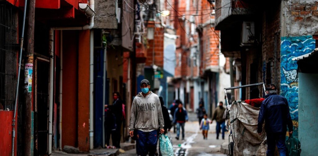 La pobreza llegó al 40,6% en la primera mitad del año y alcanzó a 18,8 millones de personas en todo el país