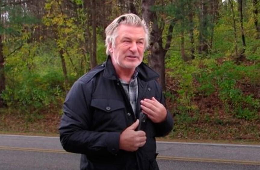 Hostigado por los paparazis Alec Baldwin habló de la muerte de Halyna Hutchins