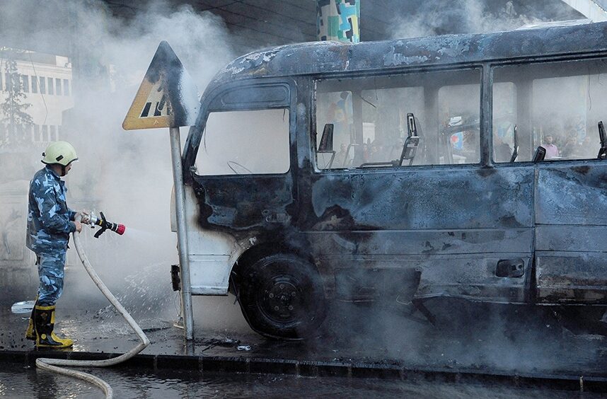 Murieron 14 personas en un atentado contra un colectivo militar en Siria