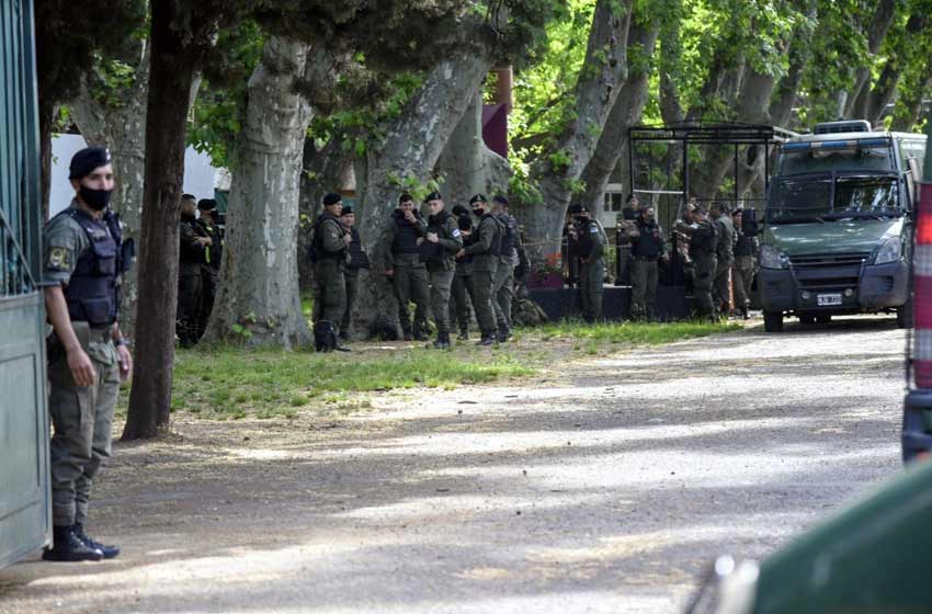 Aníbal Fernández y Omar Perotti encabezan el acto de presentación de los agentes federales en Rosario