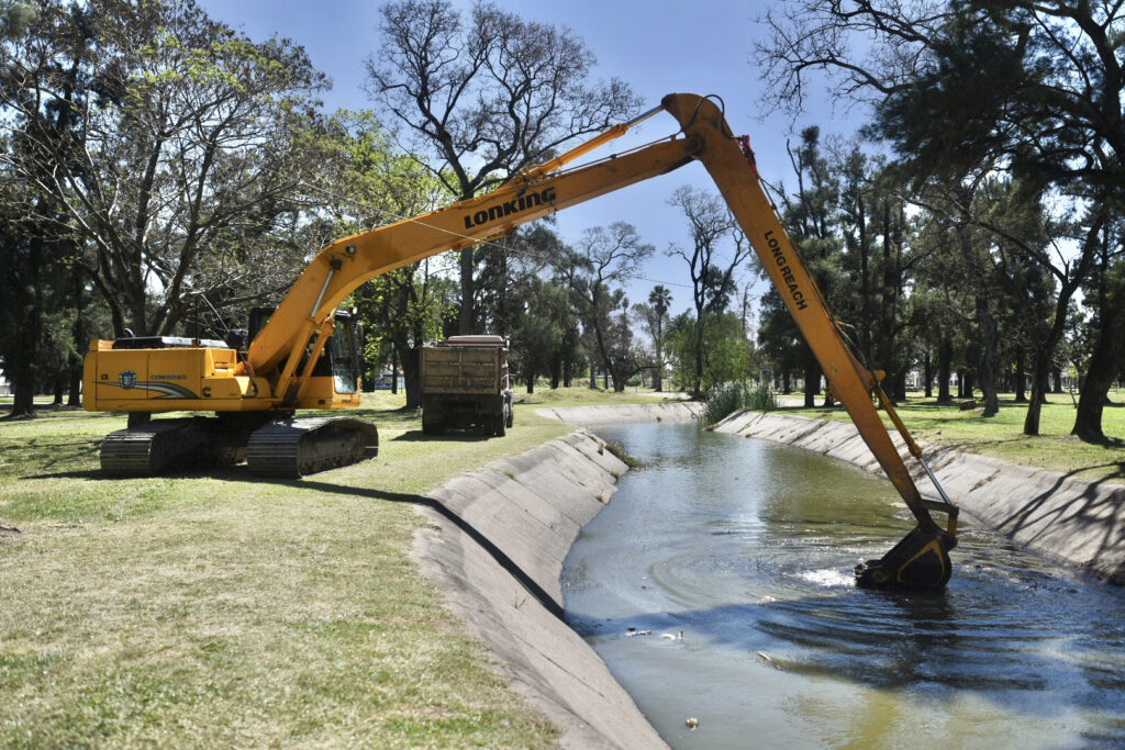 Parque Garay: se limpia la zona de islas y se avanza en la intervención integral