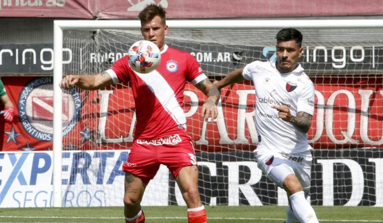 Colón en nada se pareció al campeón y cayó ante Argentinos