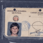 Subastan un carnet de Lionel Messi de cuando jugaba en las infantiles de Newell’s