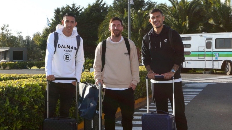 Messi llegó desde París junto a Di Maria y Paredes para lucir la camiseta argentina