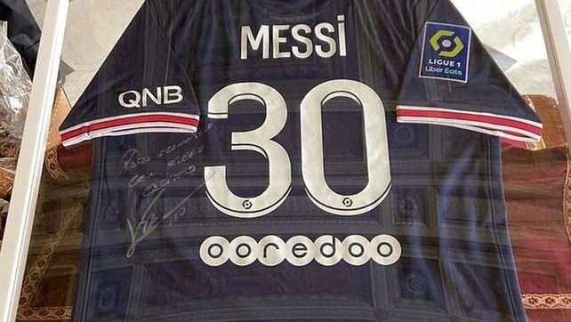 Lionel Messi le envió una remera de PSG autografiada al Papa Francisco