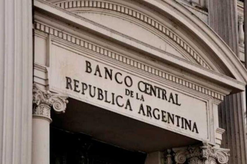 El Banco Central vendió 290 millones de dólares para contener el precio del blue