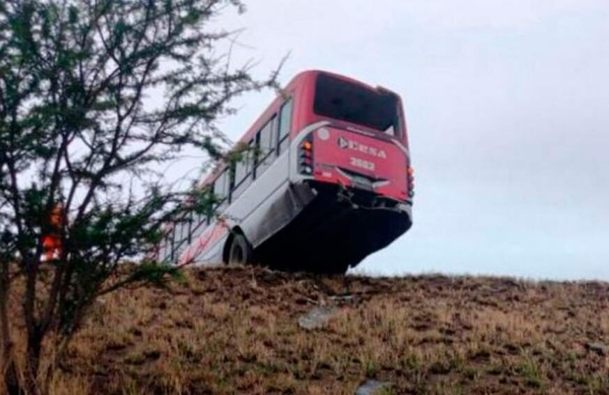 ¡Impactante!: Un colectivo urbano casi desbarranca en Circunvalación