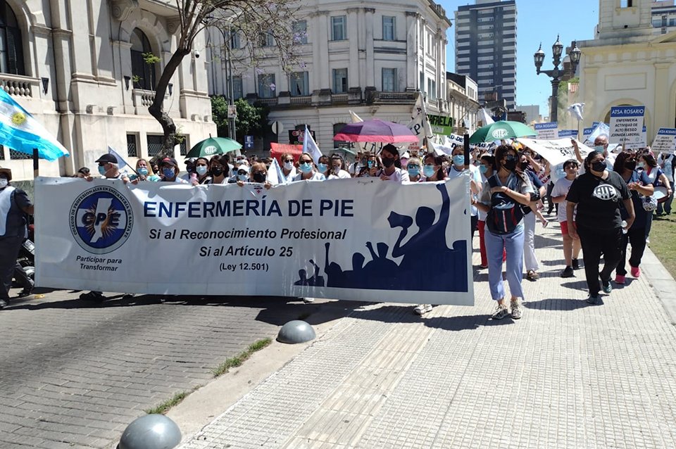 Masiva marcha de enfermeros para pedir ser reconocidos como profesionales de la salud