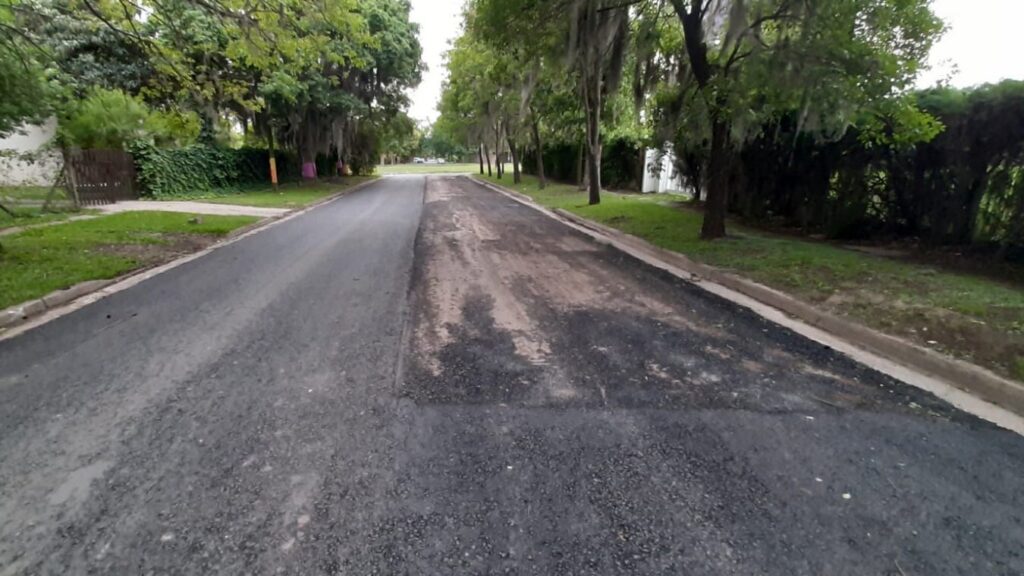 Dejaron sin asfaltar el frente de la casa de un candidato opositor