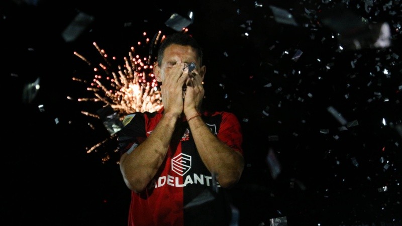 Lágrimas, ovación y fuegos artificiales: el emotivo homenaje a Maxi Rodríguez