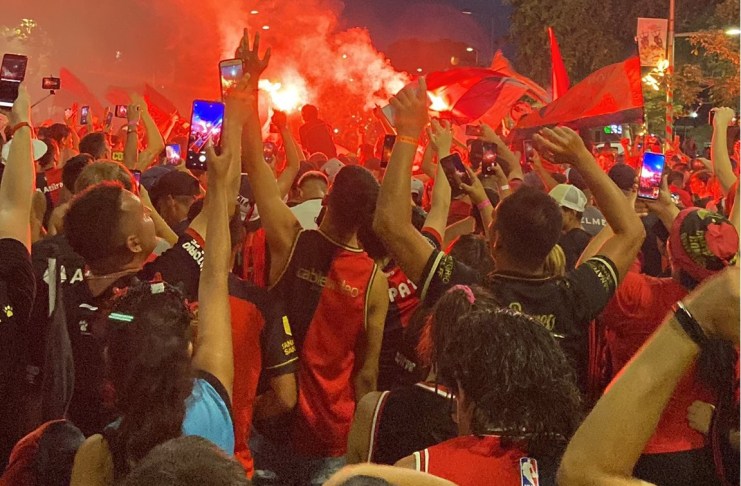 Impresionante banderazo de la hinchada Sabalera en Termas de Río Hondo