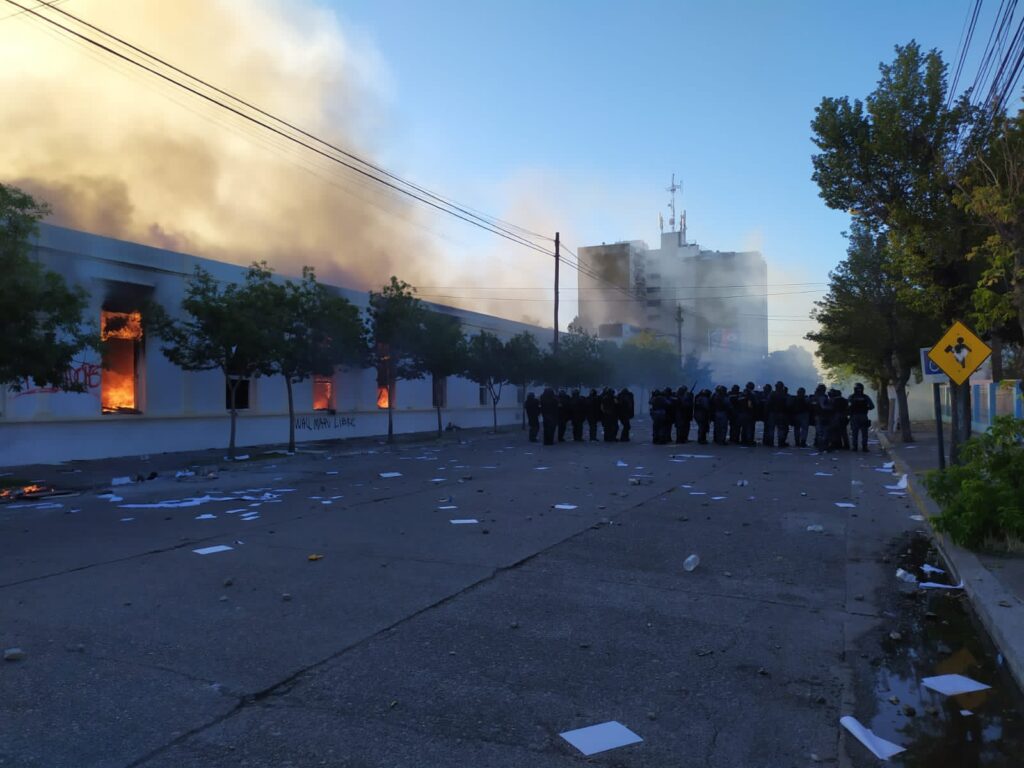 Megaminería en Chubut: manifestantes en contra de la ley incendiaron la casa de Gobierno