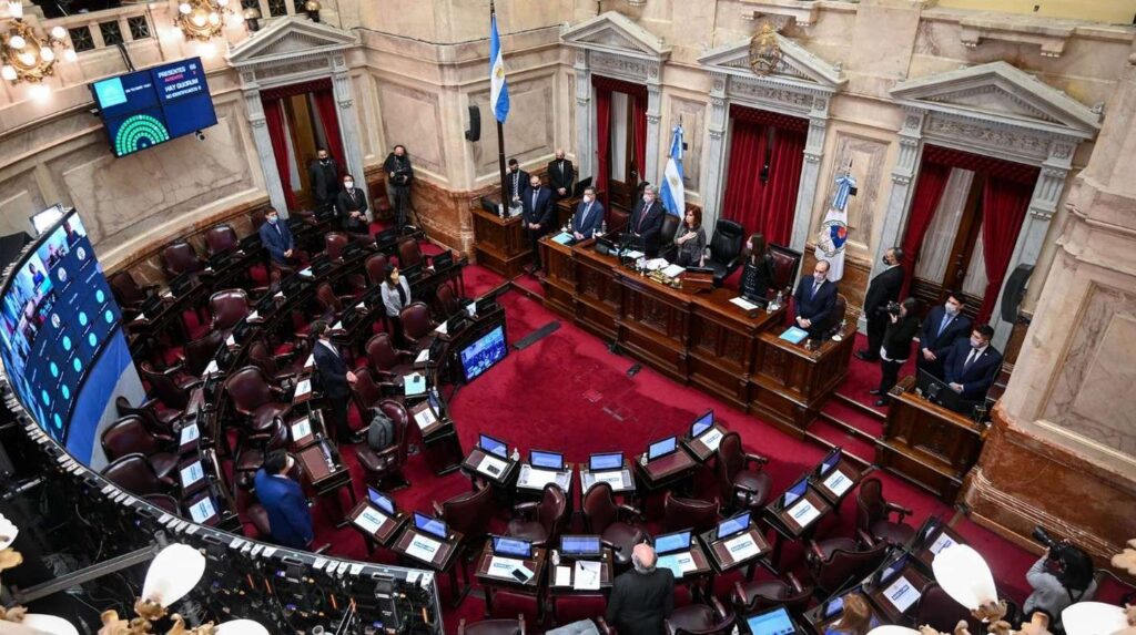 Asumen los nuevos senadores en medio de disputas en los bloques