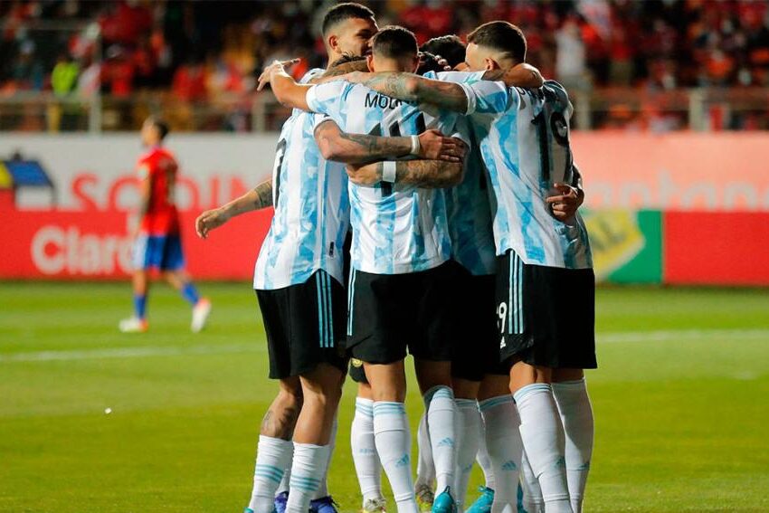 Argentina, sin Messi, festejó en la altura de Calama y dejó muy complicado a Chile