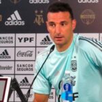 Scaloni no viajará con la Selección porque sigue dando positivo el test de COVID-19