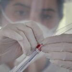 Ómicron podría ser menos letal que otras variantes de coronavirus