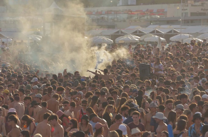 Sin barbijo, ni distanciamiento social: así es el after beach en Mar del Plata