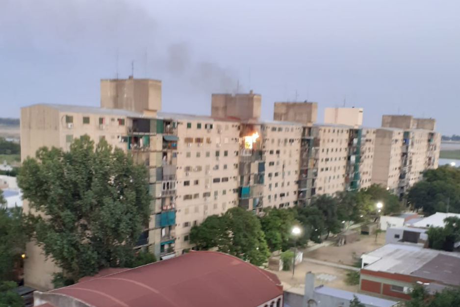 Explosión e incendio en un departamento de barrio El Pozo