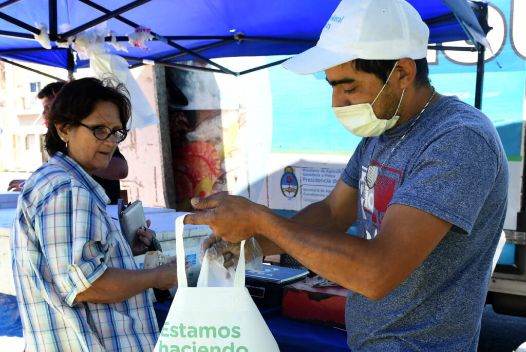 Vuelve la venta de pescado de mar a precios populares en ferias de la ciudad