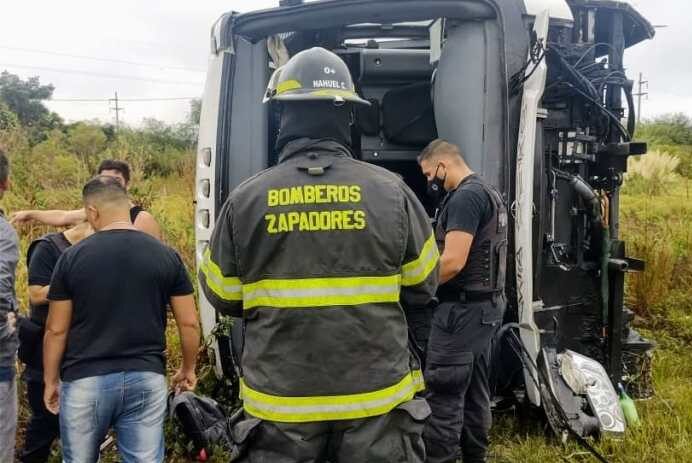 Volcó un colectivo en la Autopista Rosario-Santa Fe