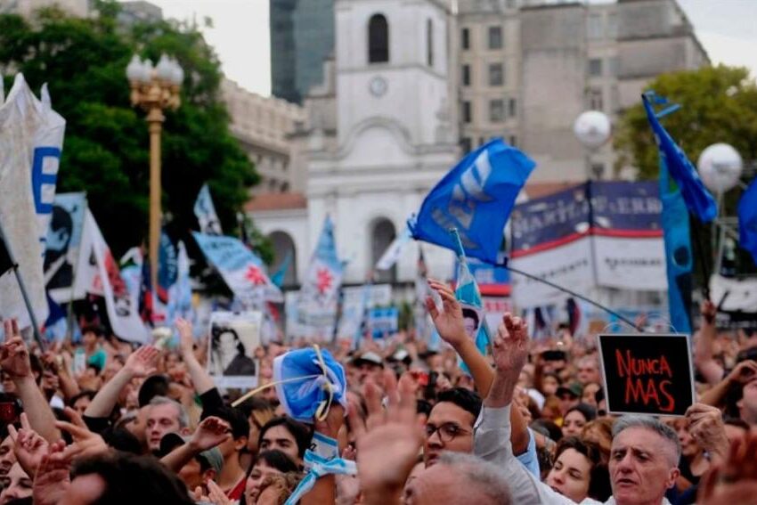 La Plaza de Mayo vuelve a ser el epicentro de la conmemoración a 46 años del golpe