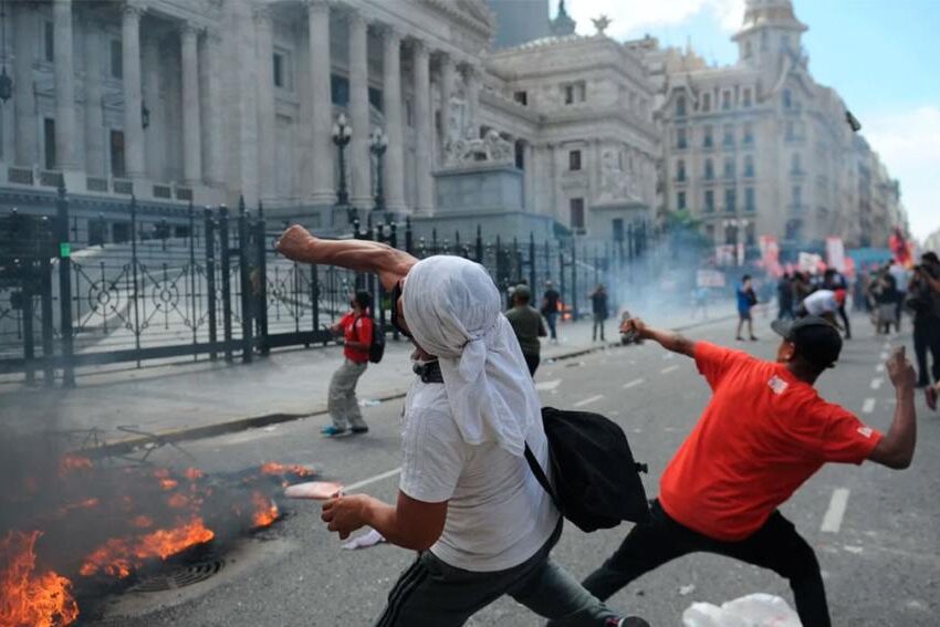 El primer detenido por los disturbios en el Congreso cobra un plan social de 33 mil pesos por mes