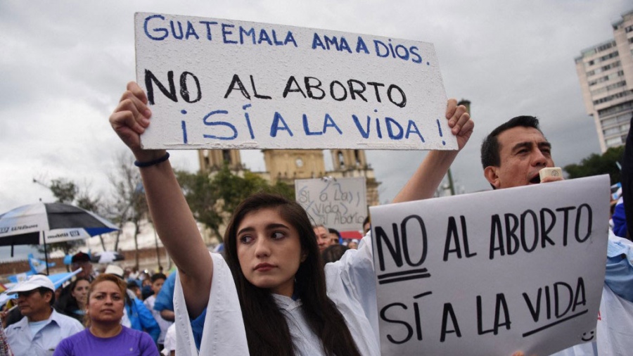 El Congreso de Guatemala prohibió el matrimonio igualitario y endureció las penas por aborto