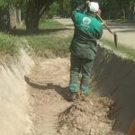 La Municipalidad continúa con la limpieza de canales en la zona de la costa