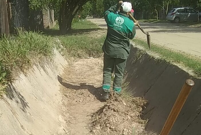 La Municipalidad continúa con la limpieza de canales en la zona de la costa