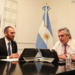 El presidente incorporó un artículo al acuerdo con el FMI para sumar votos de Juntos y el kirchnerismo