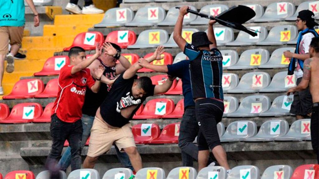 Sin visitantes: México restringe el ingreso a los estadios tras la batalla campal en Querétaro-Atlas