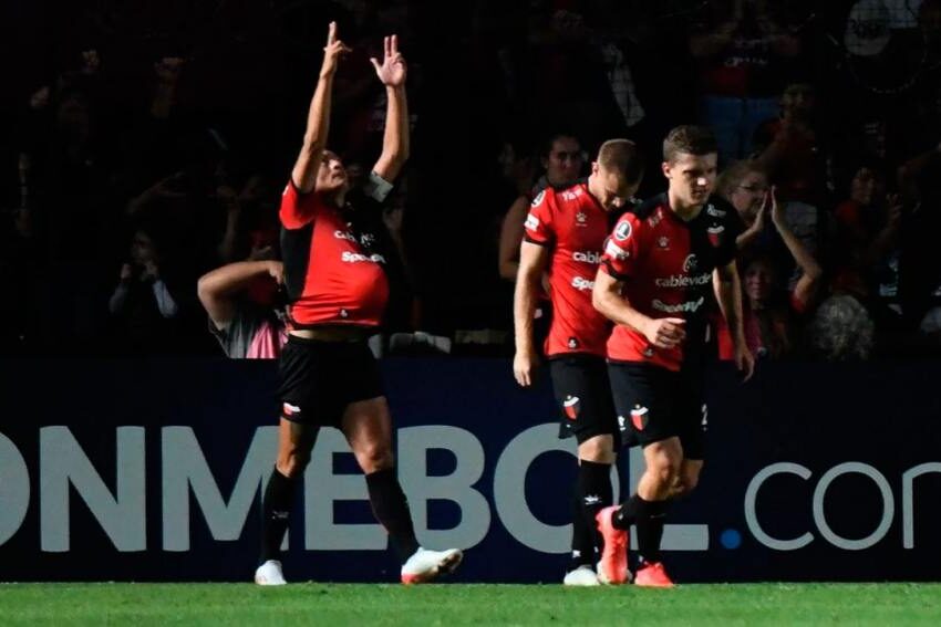 Colón logró una gran victoria ante Peñarol en su retorno a la Libertadores