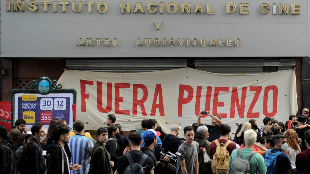 Tras la protesta con incidentes, el Gobierno desplaza a Luis Puenzo del INCAA