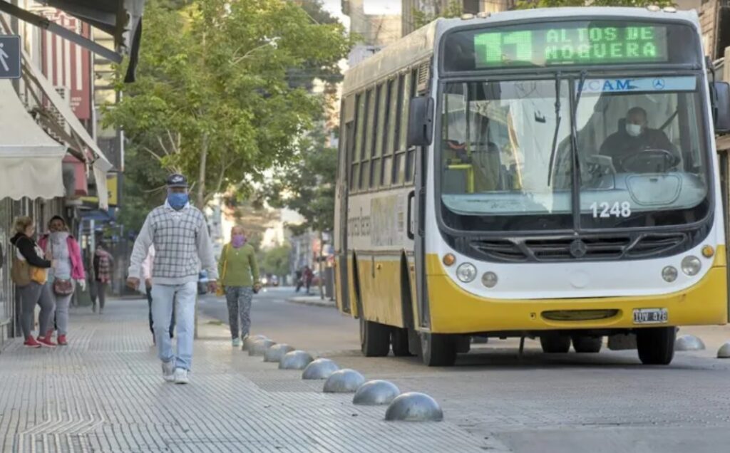 En el transporte público también deja de ser obligatorio el uso del barbijo