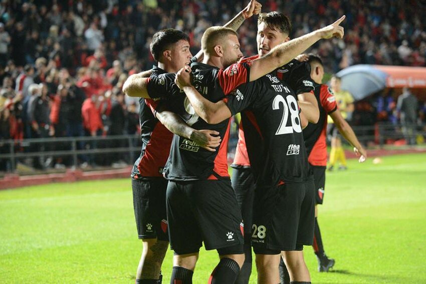 Colón busca asegurar el primer lugar de su grupo ante Peñarol en Montevideo