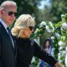 Flores y rezo de Biden para las víctimas de la masacre en una escuela de Texas