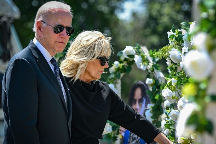 Flores y rezo de Biden para las víctimas de la masacre en una escuela de Texas