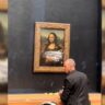 Atacaron a “La Gioconda”: un visitante le arrojó un trozo de torta a la obra más famosa del mundo