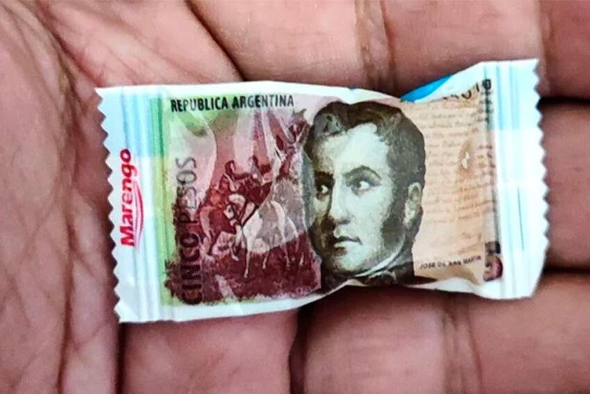 Volvió el billete de $5, pero ahora en forma de caramelos para usarlos como vuelto