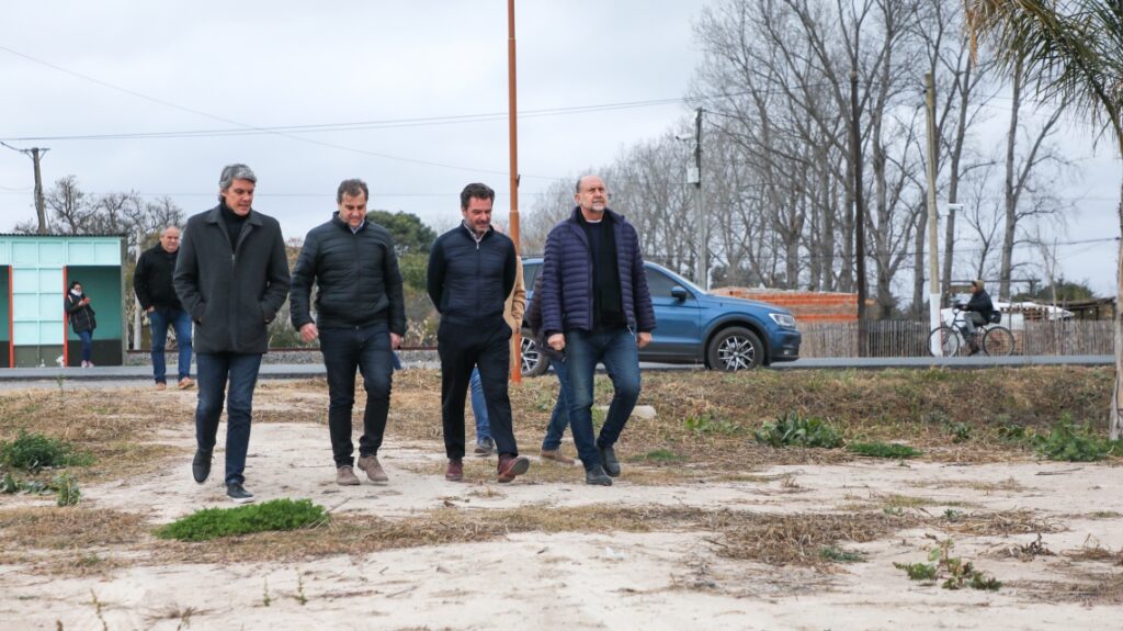 El gobernador Perotti recorrió el terreno donde se construirá un parque acuático en Desvío Arijón