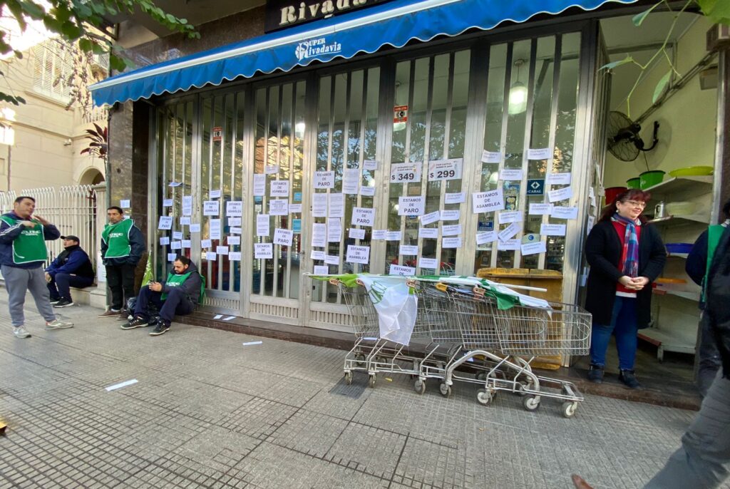 Empleados y empleadas de un supermercado denuncian que hace dos meses no cobran