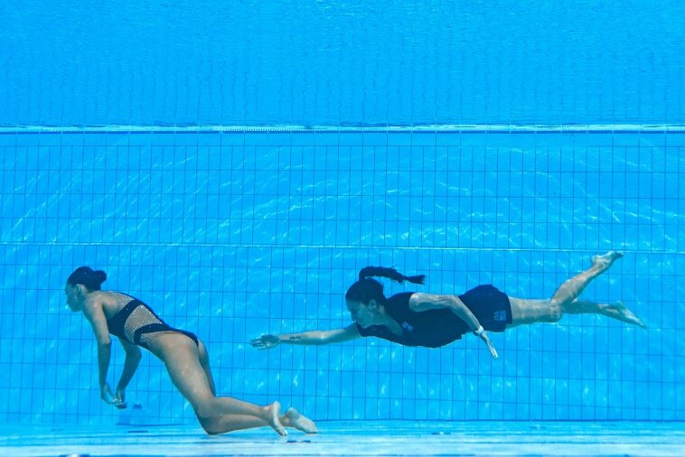 Dramático rescate: nadadora se desmayó en el agua en plena competencia y su entrenadora la salvó