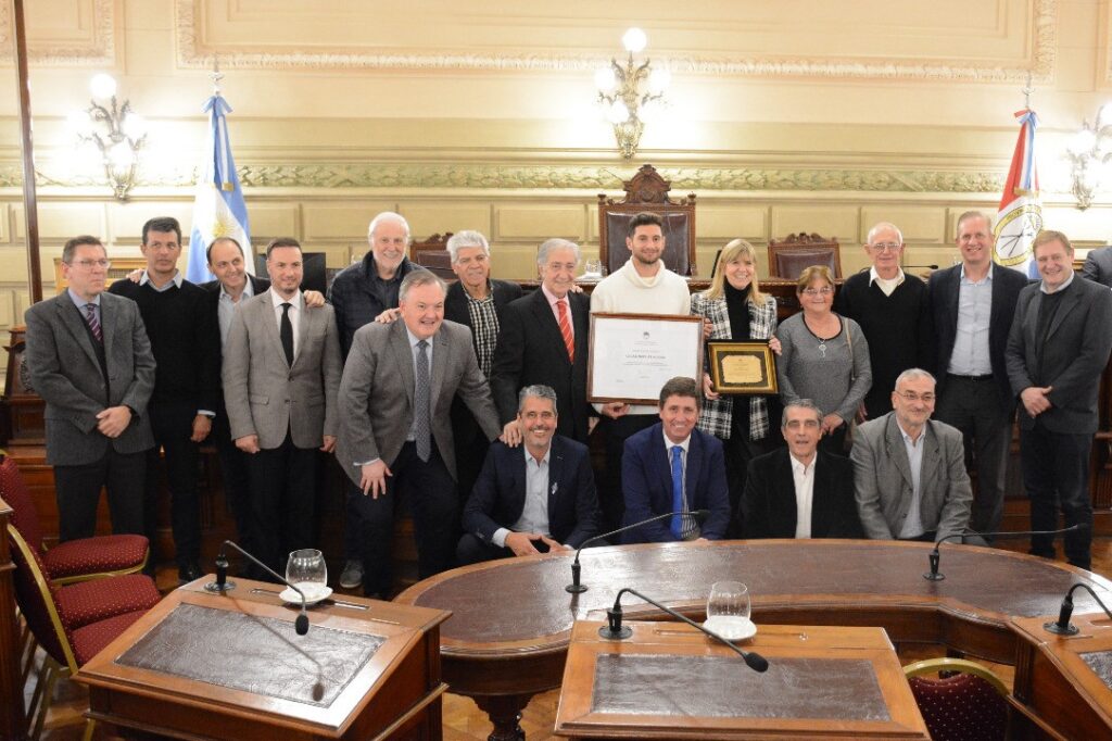 La Cámara de Senadores reconoció al futbolista Lucas Alario