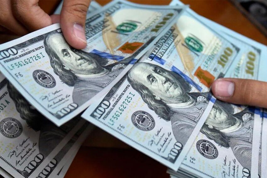 El dólar blue no tiene techo y este jueves cerró en $337