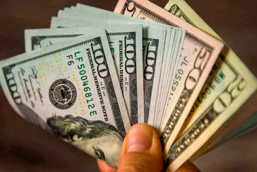 El dólar blue se disparó y superó por primera vez la barrera de los $300