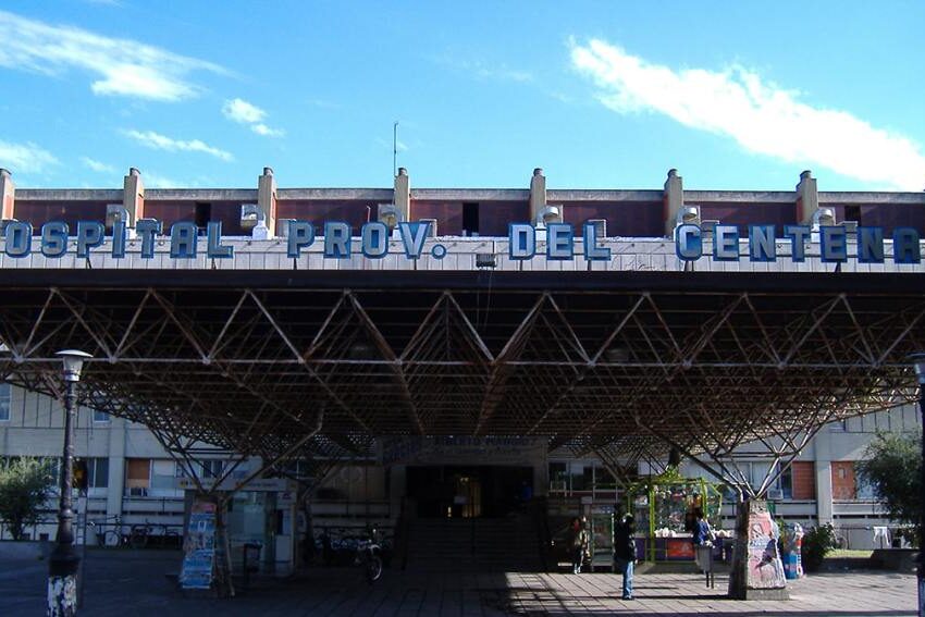 Atacan a tiros a empleada de seguridad privada dentro de un hospital en Rosario