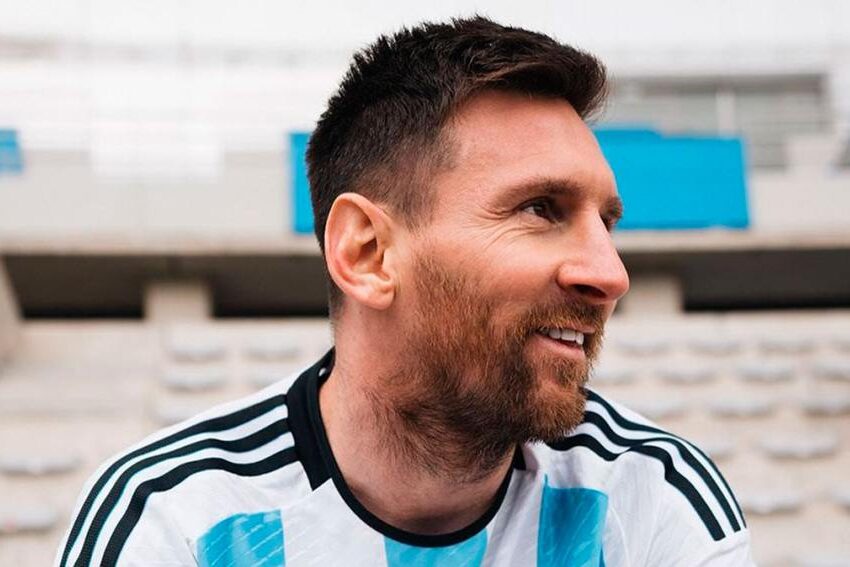 Messi presentó la nueva camiseta de Argentina para el Mundial de Qatar