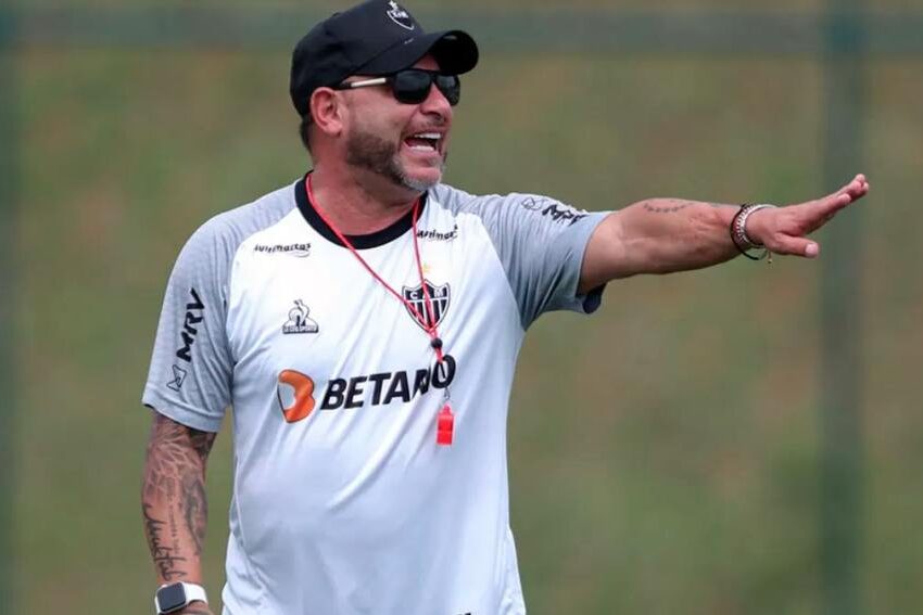 El Turco Mohamed fue despedido como entrenador del Atlético Mineiro de Brasil