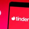 “Matcheó” con una chica en Tinder, se citaron en un bar pero se confundieron de pareja