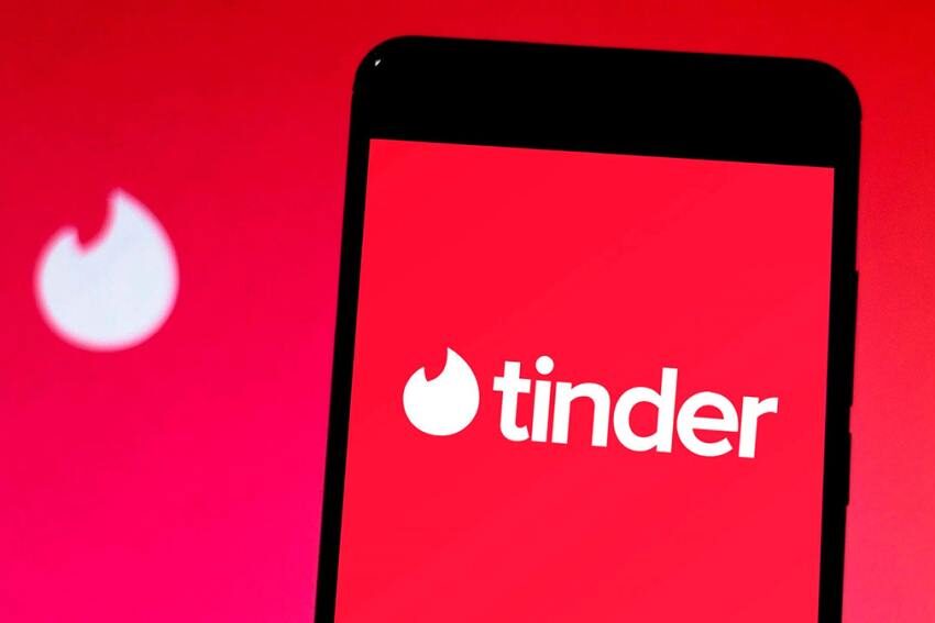 “Matcheó” con una chica en Tinder, se citaron en un bar pero se confundieron de pareja